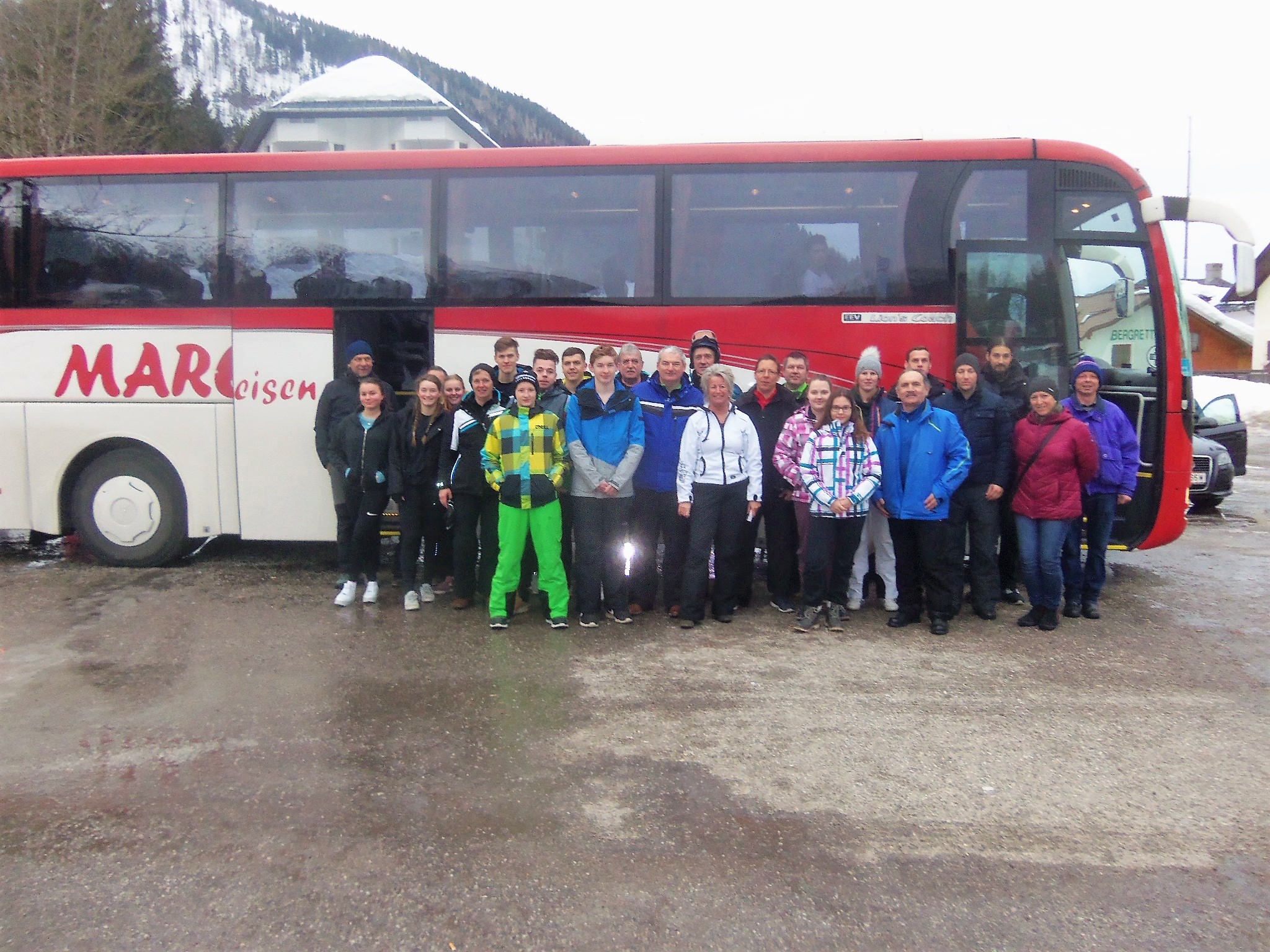Sonnberg/Lackenhof: Insgesamt 35 Teilnehmer erlebten einen schönen und kalten Wintertag im schneereichen Skigebiet Lackenhof am Ötscher. Der Ausflug wurde vom Obmann des SV Sonnberg, Erich Brechelmacher (rechts), organisiert und durchgeführt. Das Erinnerungsfoto entstand kurz vor der Heimfahrt (einige waren schon im Bus).
